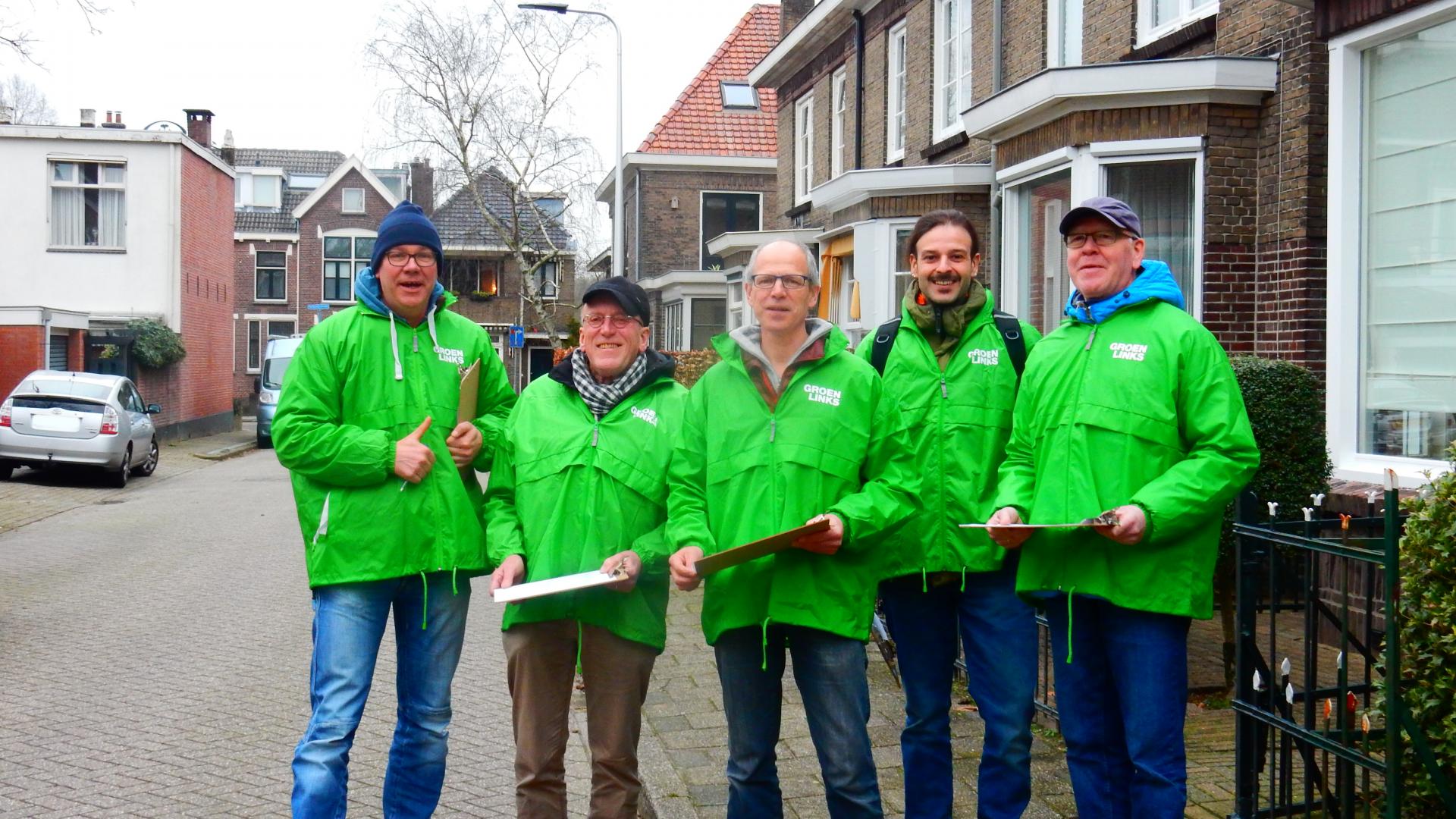 Vrijwilligers van GroenLinks Almelo gaan met mensen in gesprek bij huis-aan-huis.