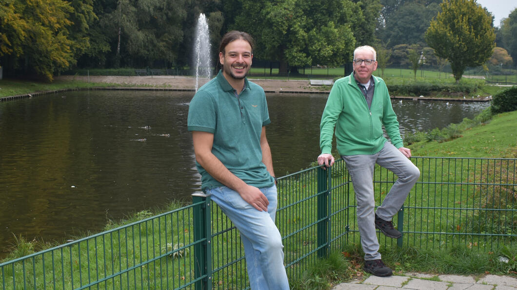 Alfer Ekizkuyu en Hans Buitenweg bij het Rogmanspark in Almelo.