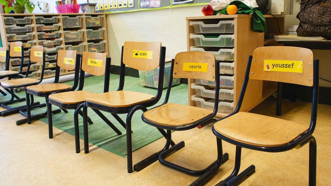 Stoelen met namen van leerlingen op een basisschool