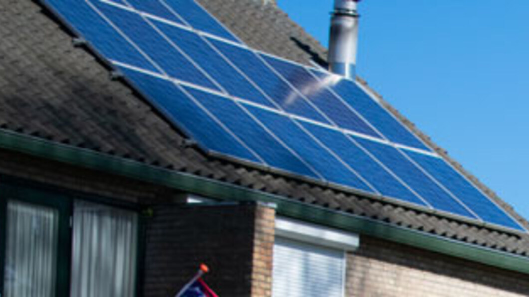 Zonnepanelen op het dak van een huis