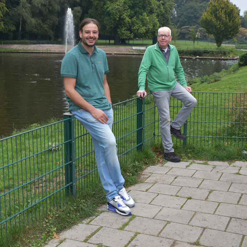 Alfer Ekizkuyu en Hans Buitenweg bij het Rogmanspark in Almelo.