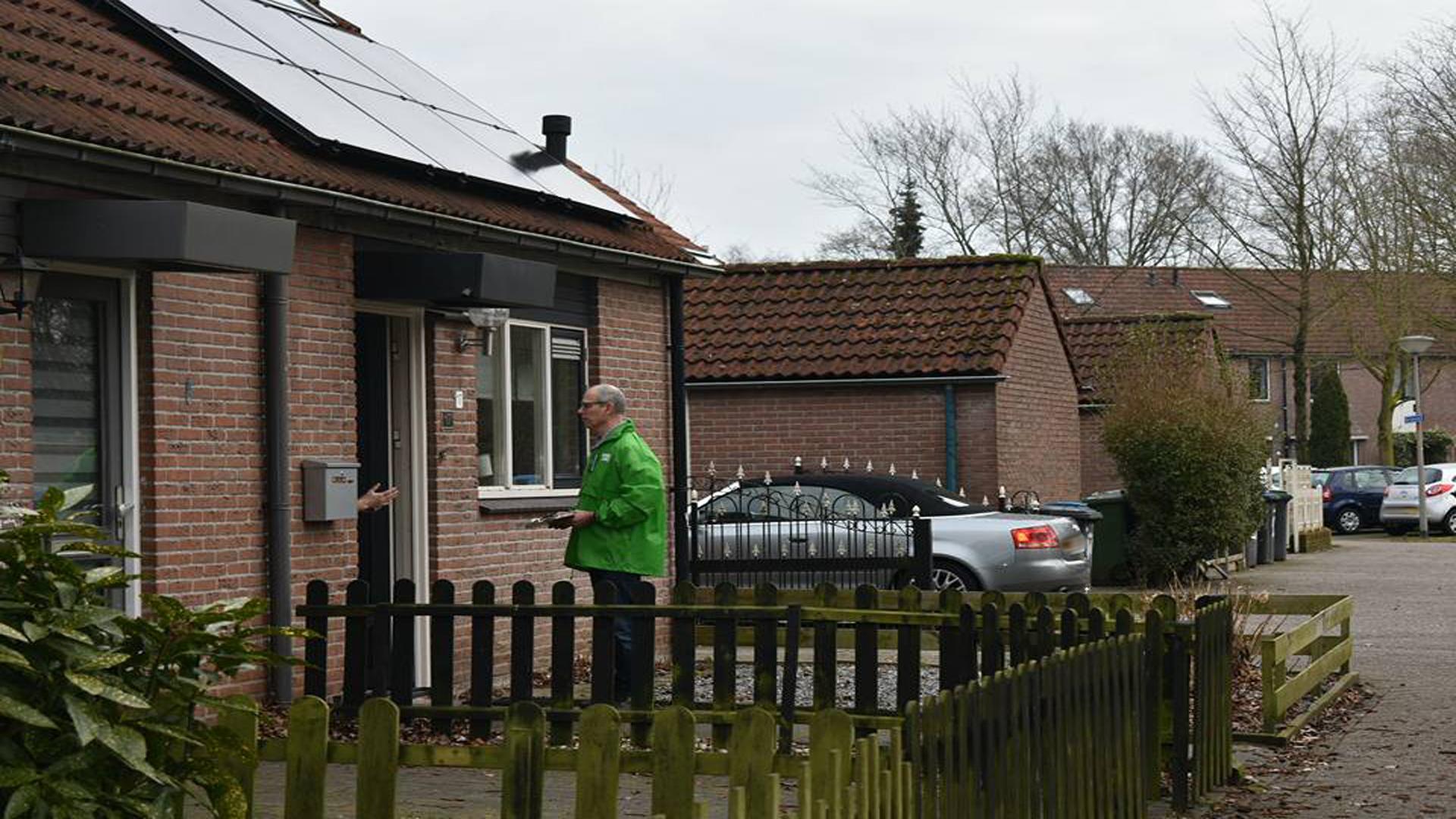 Bestuurslid Rob Mulder tijdens een huis-aan-huisactie in Almelo.