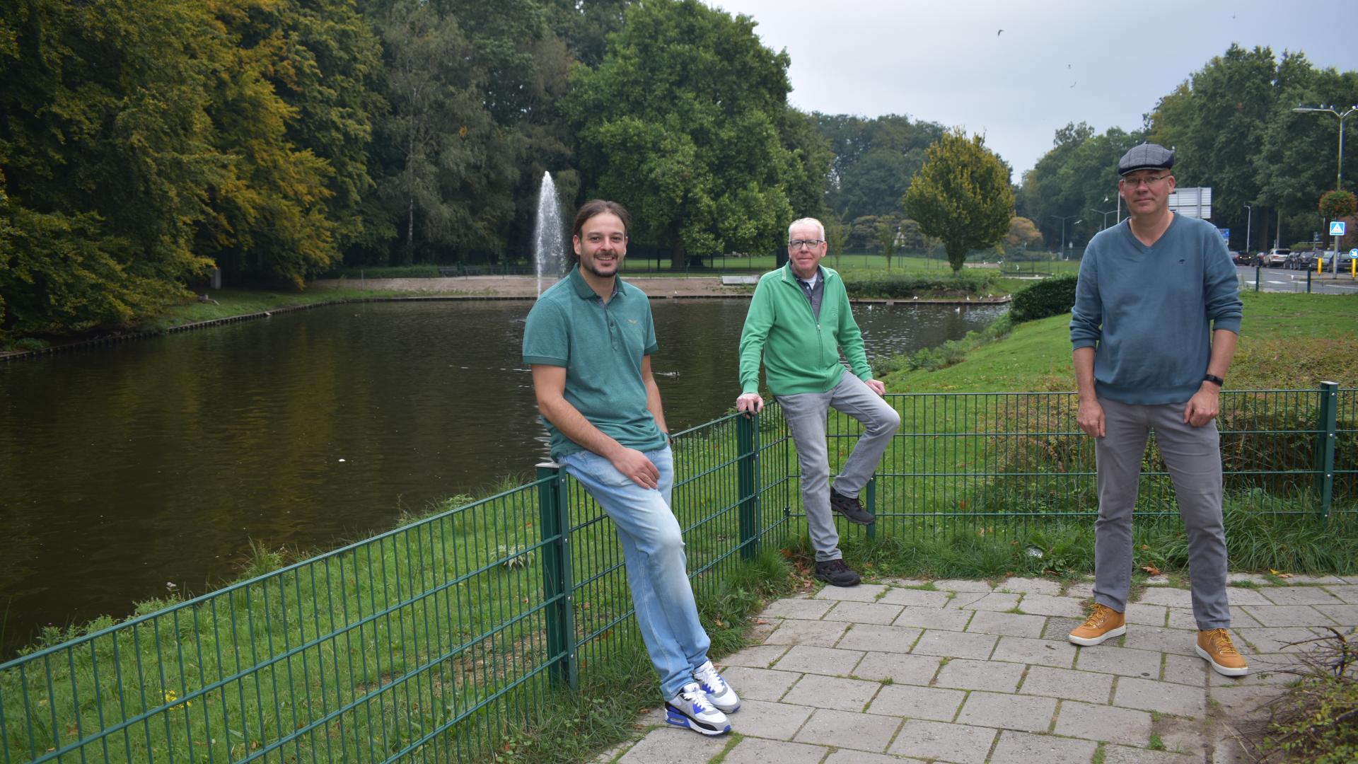 Raadslid Alfer Ekizkuyu, raadslid Hans Buitenweg en raadsvolger Robin Kuipers van GroenLinks Almelo