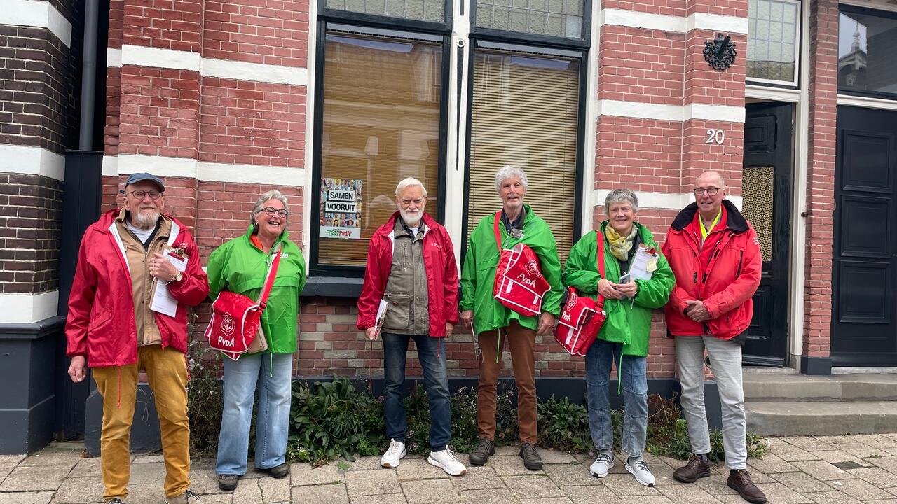 groep mensen van groenlinks en pvda voor een huis